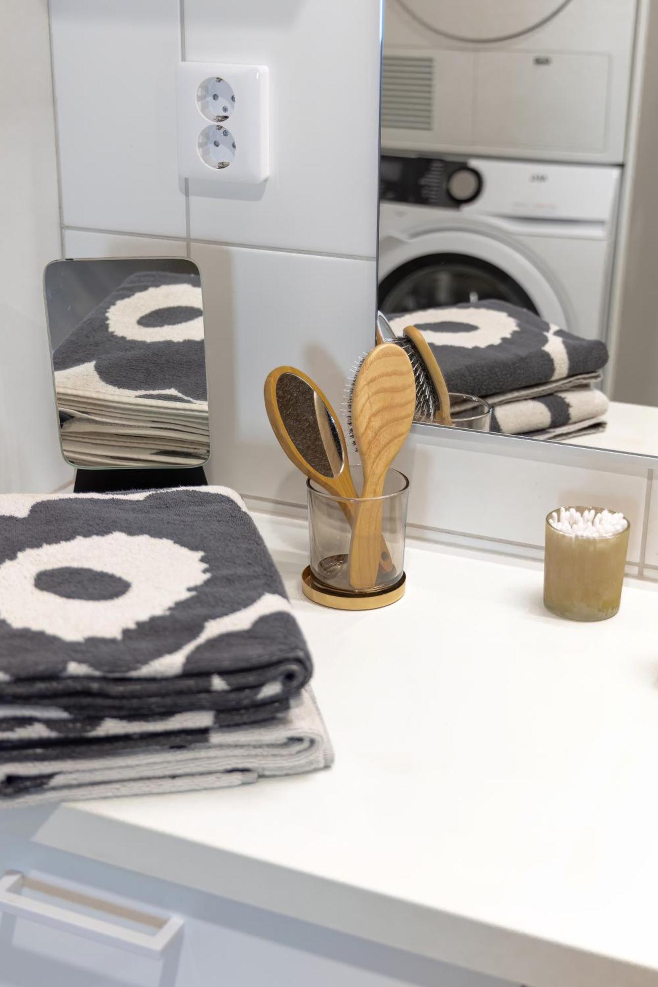 Top, Cozy, Lakeside, Sauna And Free Indoor Parking Apartment *
