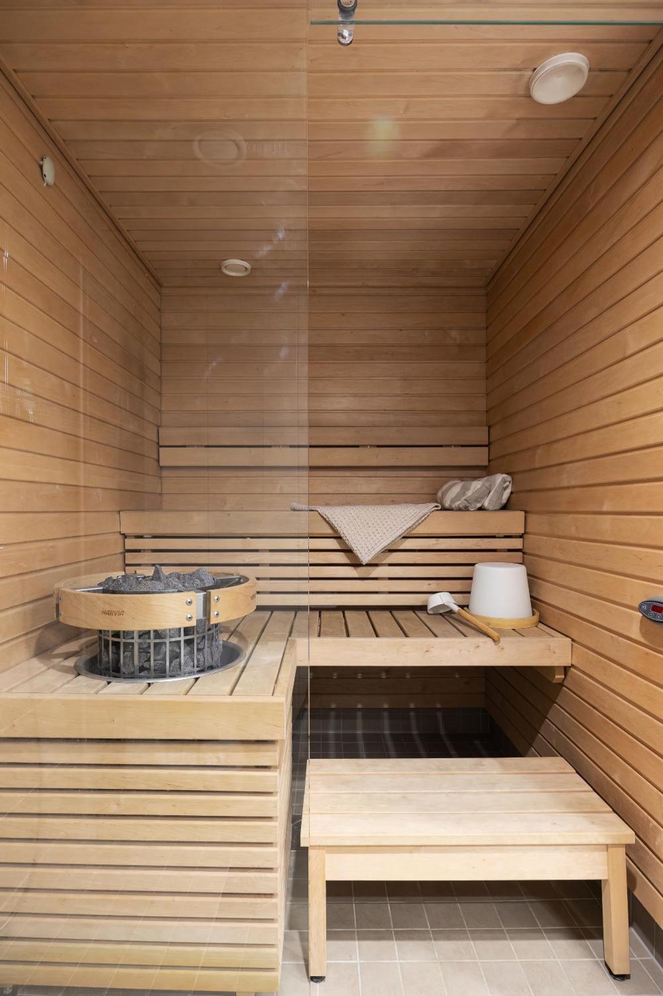 Top, Cozy, Lakeside, Sauna And Free Indoor Parking Apartment *
